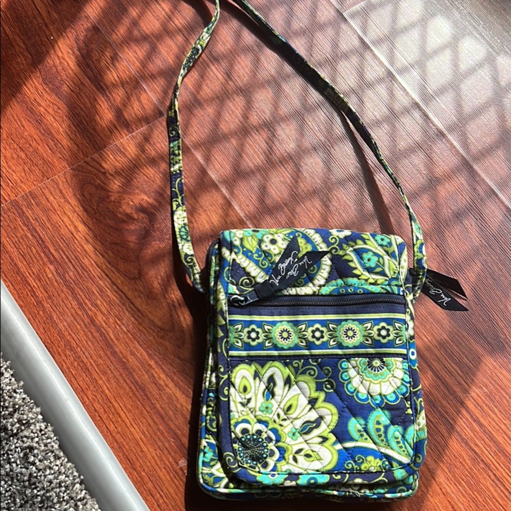 Small Cross body vera bradley bag in great condition!